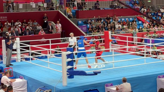 杨柳在亚运会女子六十六公斤级决赛击败泰国选