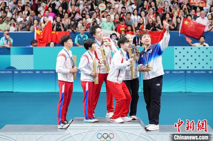巴黎奥运赛场温情瞬间：领奖台拥抱、求婚与跨