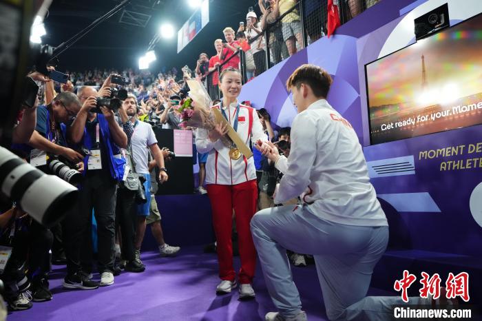 巴黎奥运赛场温情瞬间：领奖台拥抱、求婚与跨